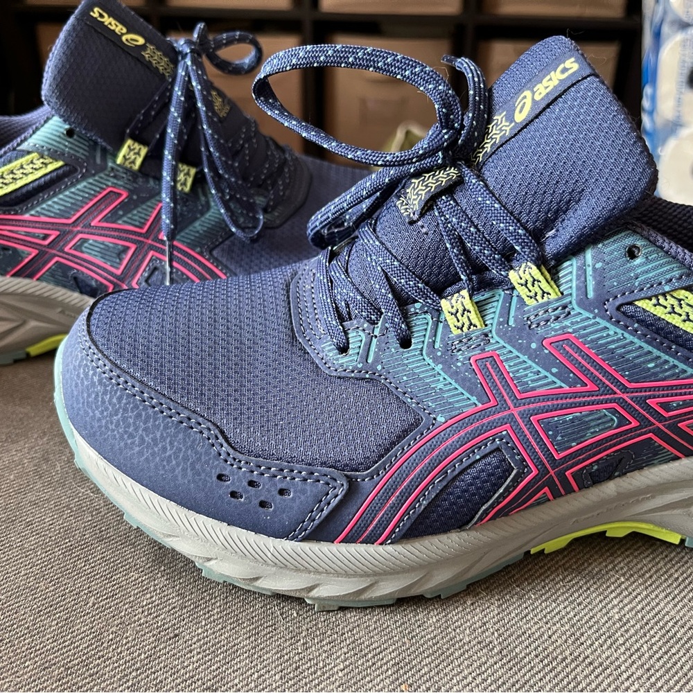 Womens ASICS 9 wide Worn one time!